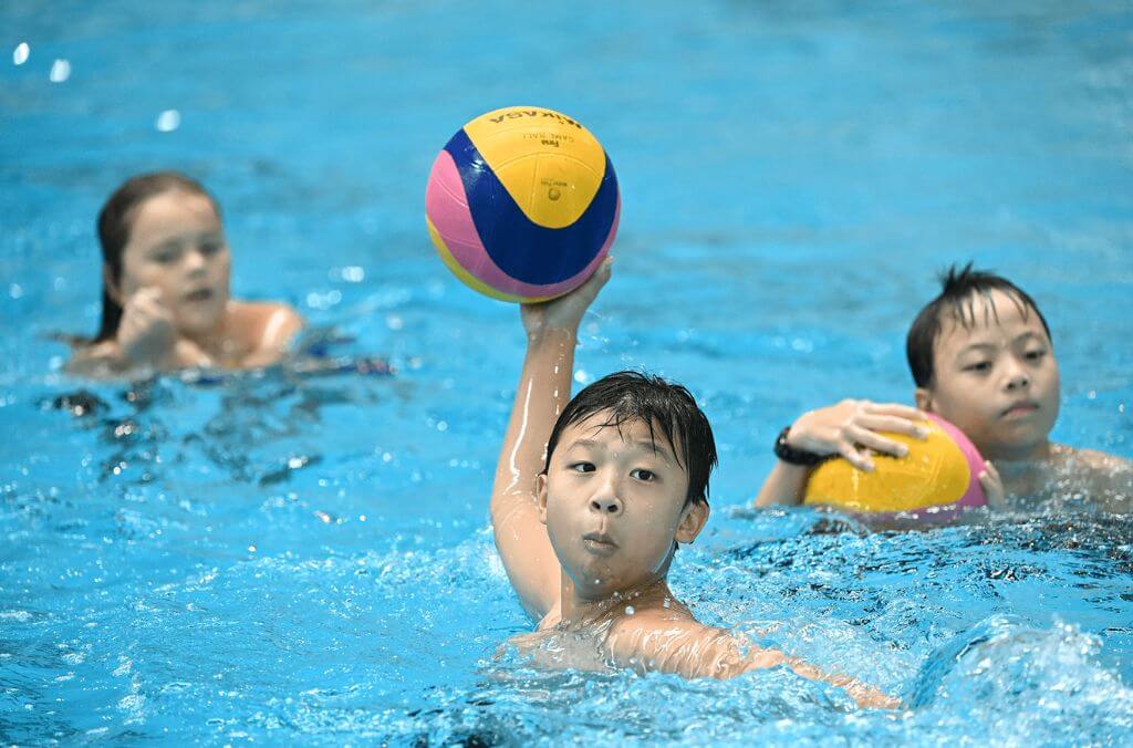 Images of kids playing water polo